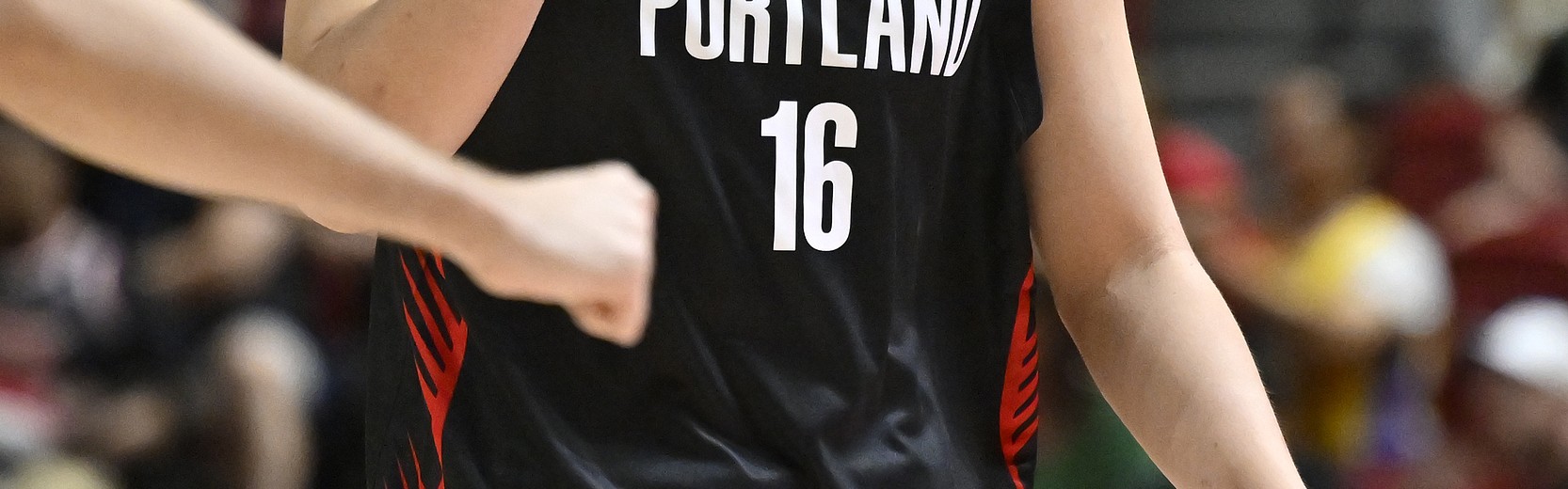 爱游戏APP-开拓者官媒晒杨瀚森精彩进球并配文：天啊，这也太疯狂了吧