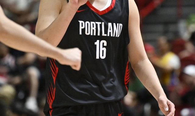 爱游戏APP-开拓者官媒晒杨瀚森精彩进球并配文：天啊，这也太疯狂了吧