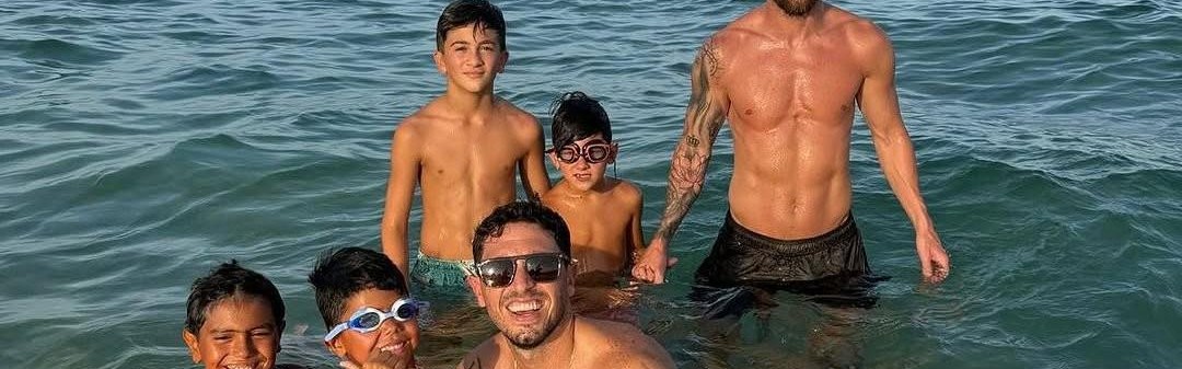 爱游戏APP-享受亲子时光，梅西晒与家人在海滩的合照