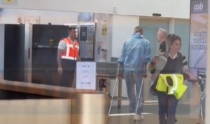 爱游戏APP-早日康复！哈兰德来到巴塞罗那接受检查，被拍到拄拐行走