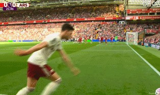 爱游戏APP-这脚质量很高，马杜埃凯禁区内抽射，被阿利森扑出